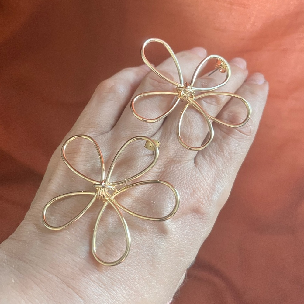 SHASHI Anemone Outline Goldplated Stud Earrings-NWOT - Picture 11 of 15